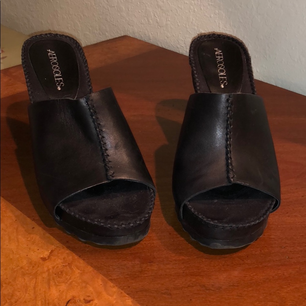 Black wedges